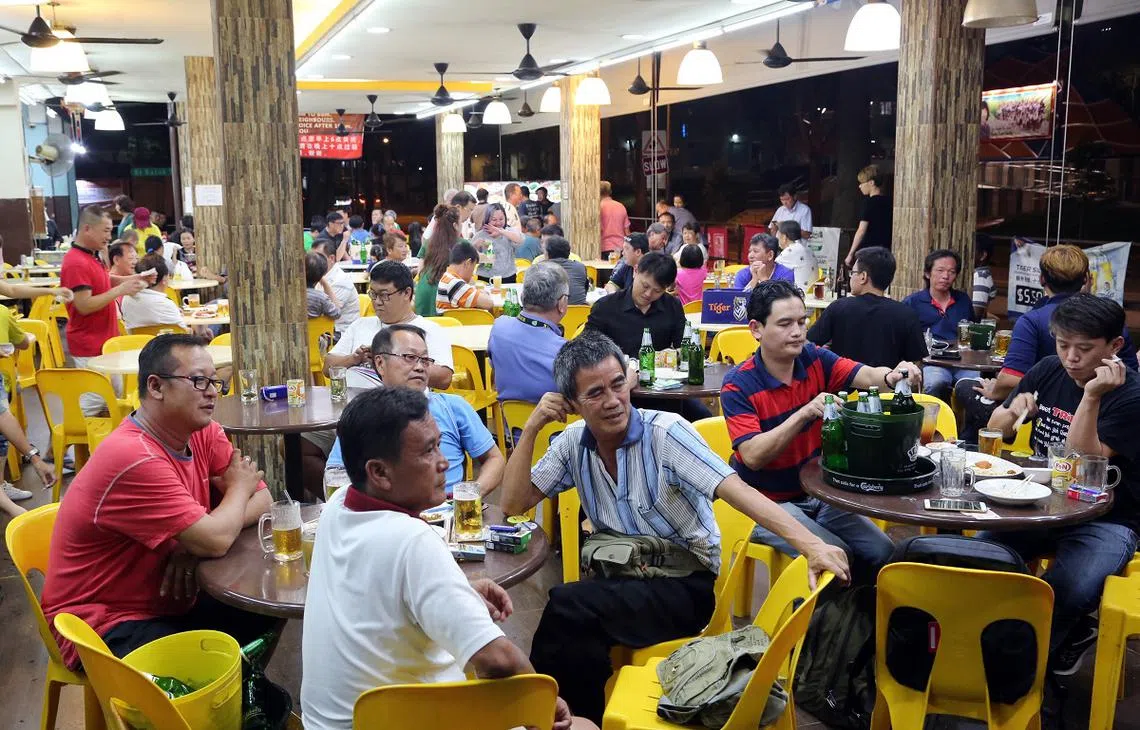 新加坡咖啡店经常有不少uncles在那里“喝一杯”高谈阔论。这是疫情前本地咖啡店的热闹景象。（联合晚报）