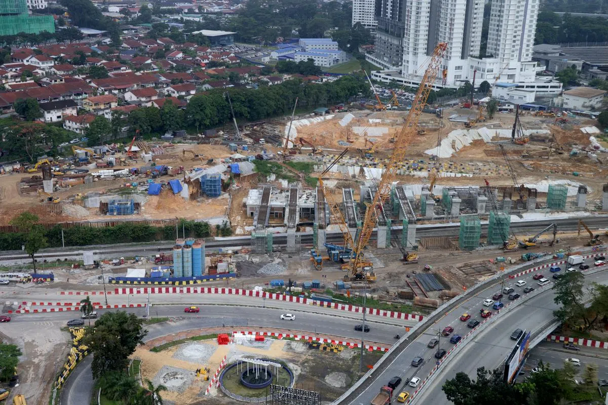 研拟中的柔新经济特区预料占地3505平方公里，涵盖新山、依斯干达布蒂里、巴西古当、古来、笨珍和边佳兰六大行政区，总面积为新加坡的四倍有余。（联合早报）