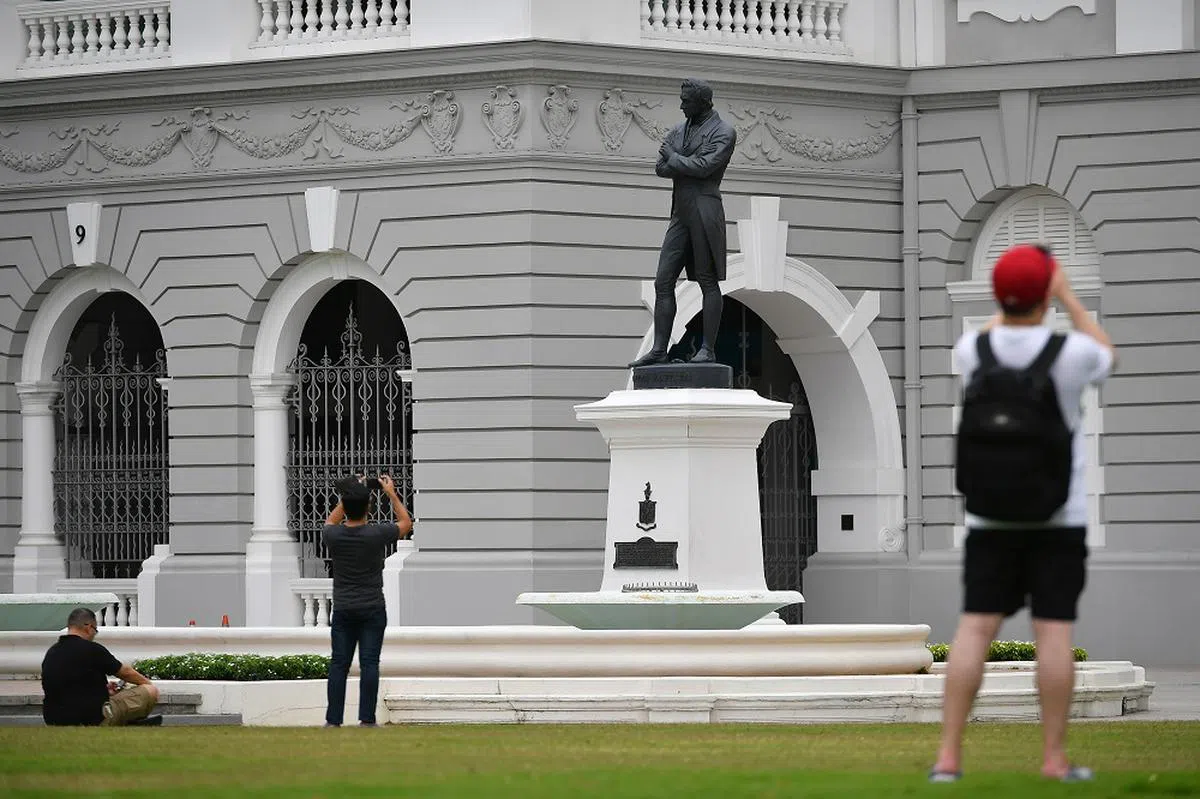 伫立在维多利亚剧院钟楼前的黑色莱佛士雕像。（海峡时报）