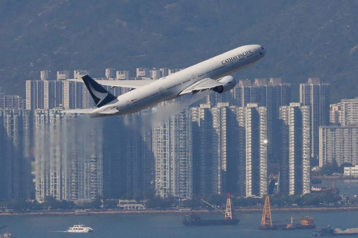 据报道，香港机场管理局计划明年与航空公司送出50万张机票，吸引游客前往香港。（路透社）