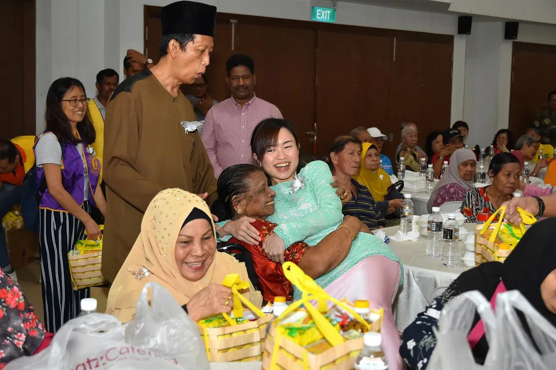 新加坡国会里有一名娃娃脸的女议员似乎特别受auntie和uncle们欢迎，走访社区时，年长居民一看到她就会抱抱她，亲昵的握手或挽起手臂，脸贴脸拍照等等。（陈佩玲面簿）