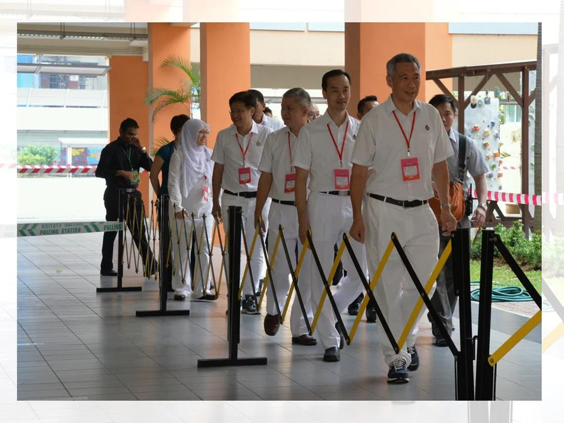 2015年9月11日大选投票日，李显龙总理（最前）带领宏茂桥集选区人民行动党候选人许宝琨、洪鼎基、颜添宝、殷丹及杰乐巡视投票站。（新明日报）