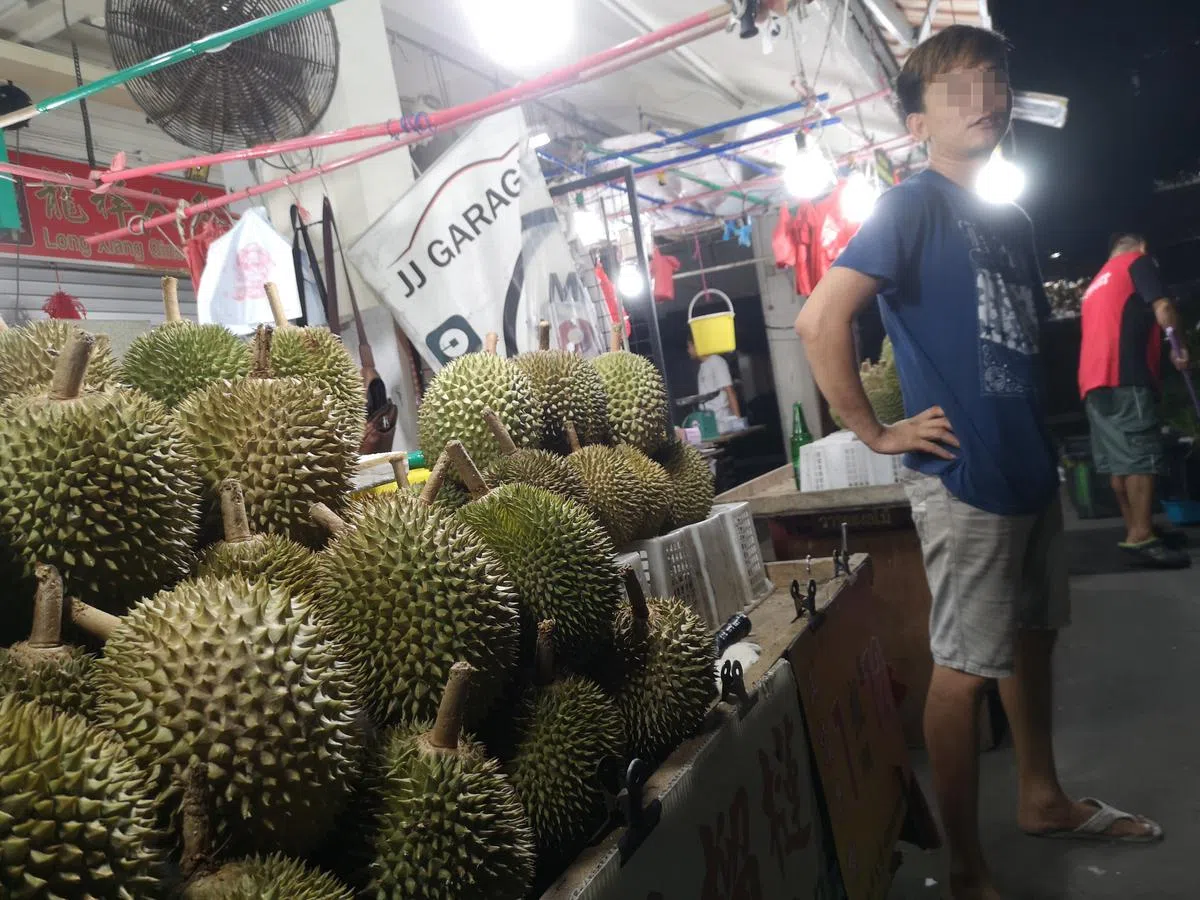  榴梿摊员工称王女士常常提出离谱的杀价要求。（联合晚报） 