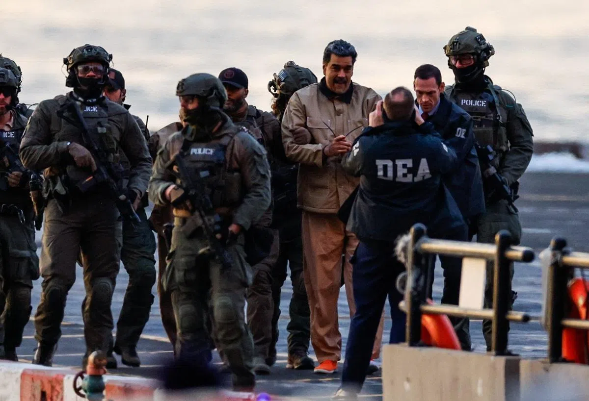 马杜罗在委内瑞拉被美军特种部队逮捕后，被送往美国纽约接受审讯。
