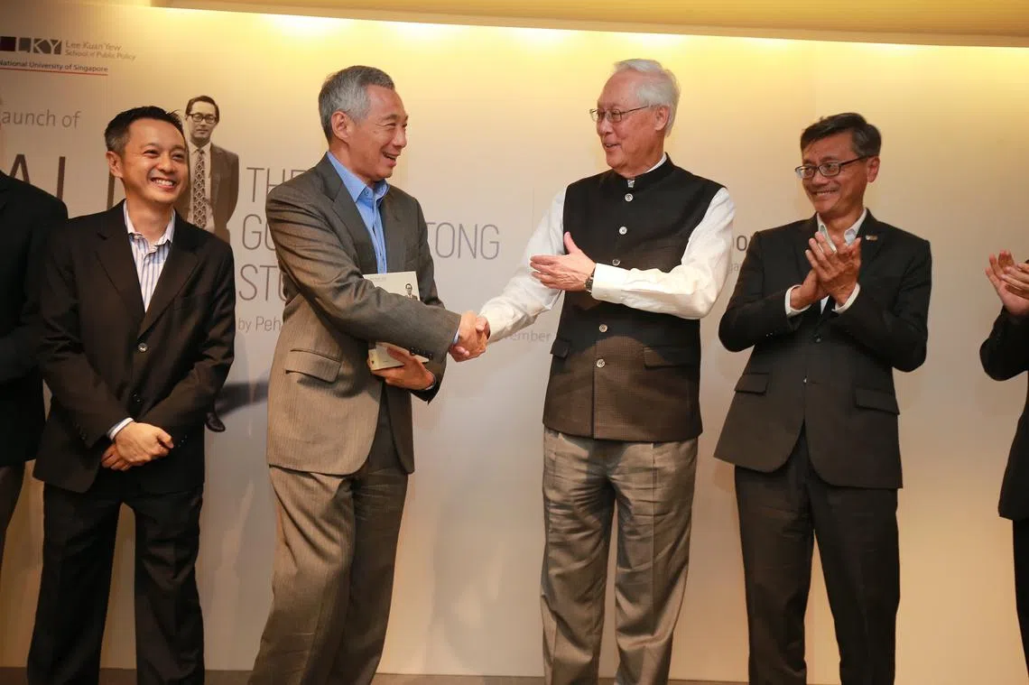 李显龙总理（左二）今天傍晚出席荣誉国务资政吴作栋的授权传记《高难任务：吴作栋传》发布会。左一是新书作者白胜晖，他也是《海峡时报》前采访主任。（早报网）