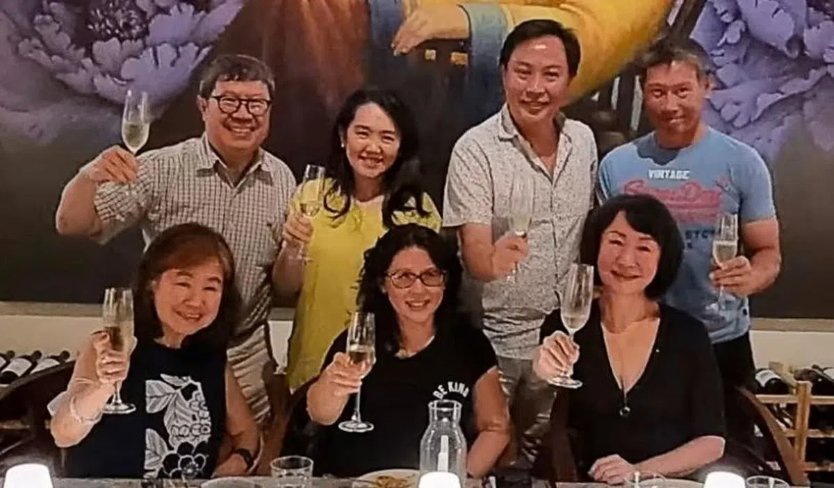 杨南谆（后排左一）和家人开香槟庆祝妹妹得奖。（互联网）