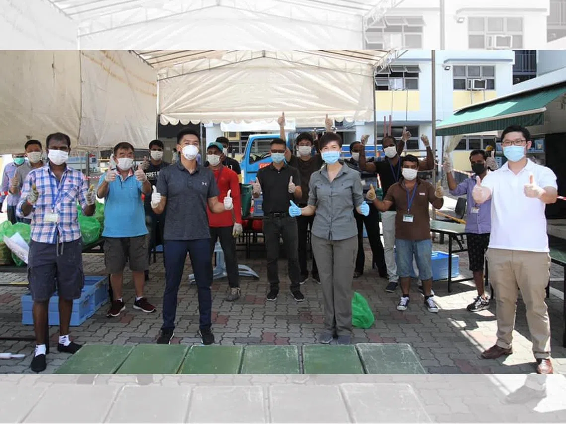 人力部长杨莉明（前排右二）与客工宿舍的义工们合照。（杨莉明面簿）