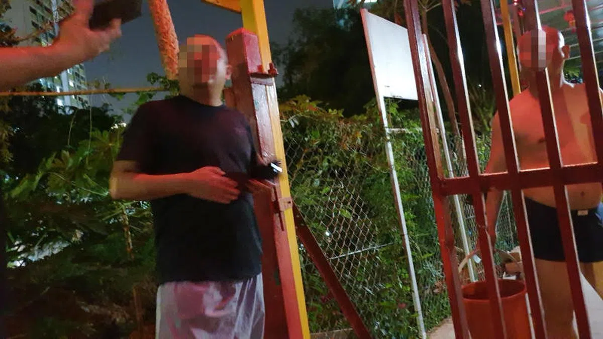  穿上袈裟是僧人，脱下佛衣变凡人。（新明日报） 