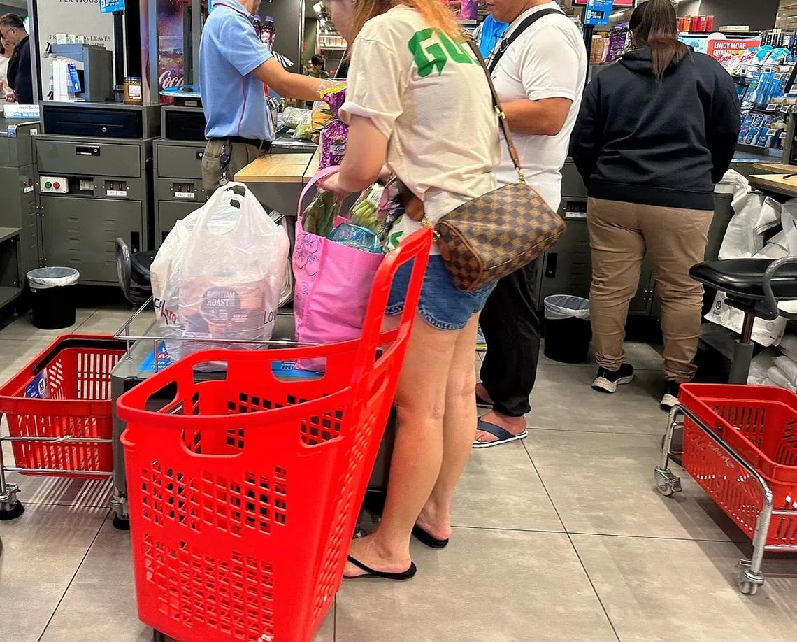 大家猜猜，这张照片里面，有哪些东西是原油提炼后的下游产品？