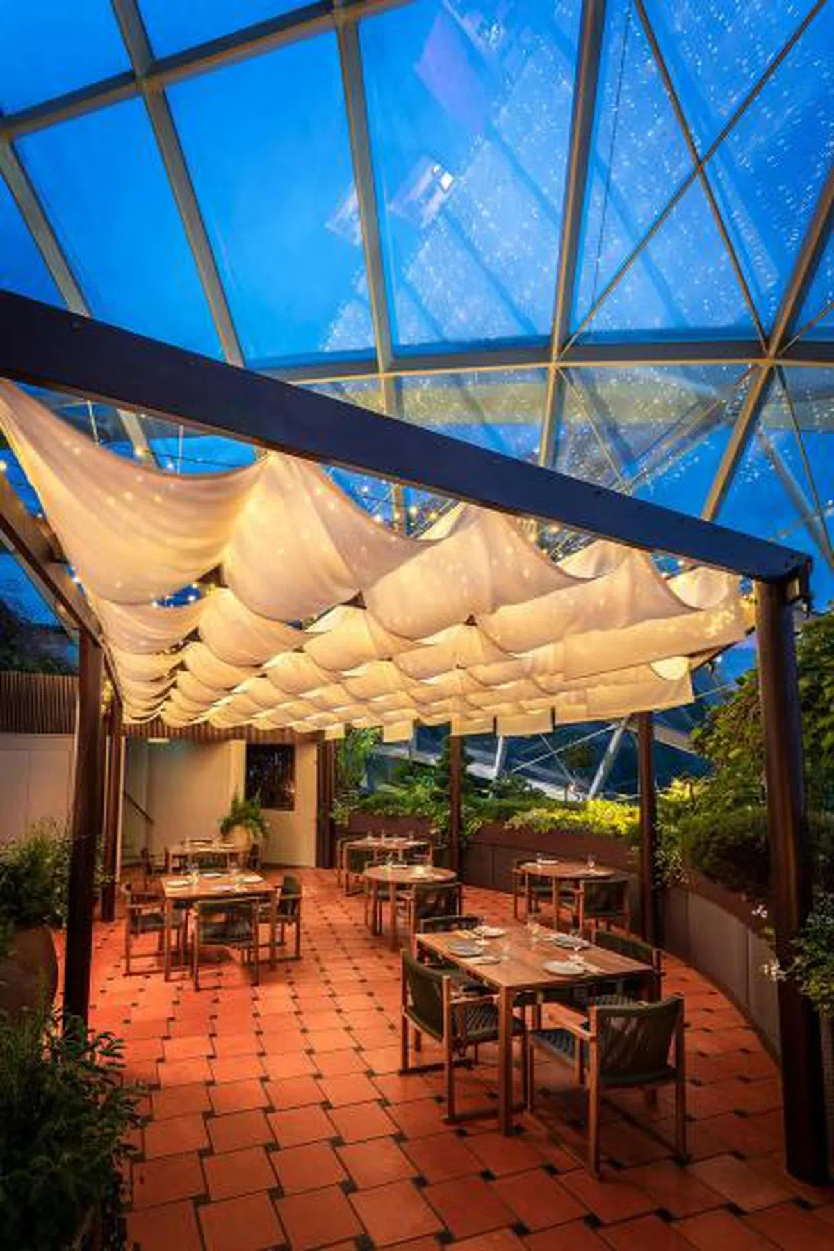 公众在花穹内用餐时，可以看到头上变幻无穷的天气和云朵。（Hortus）