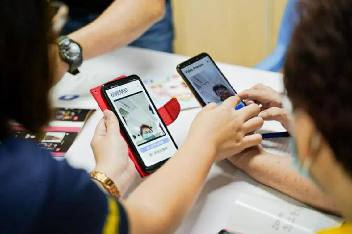 老人家需要更多时间去适应、去学习。（联合早报）