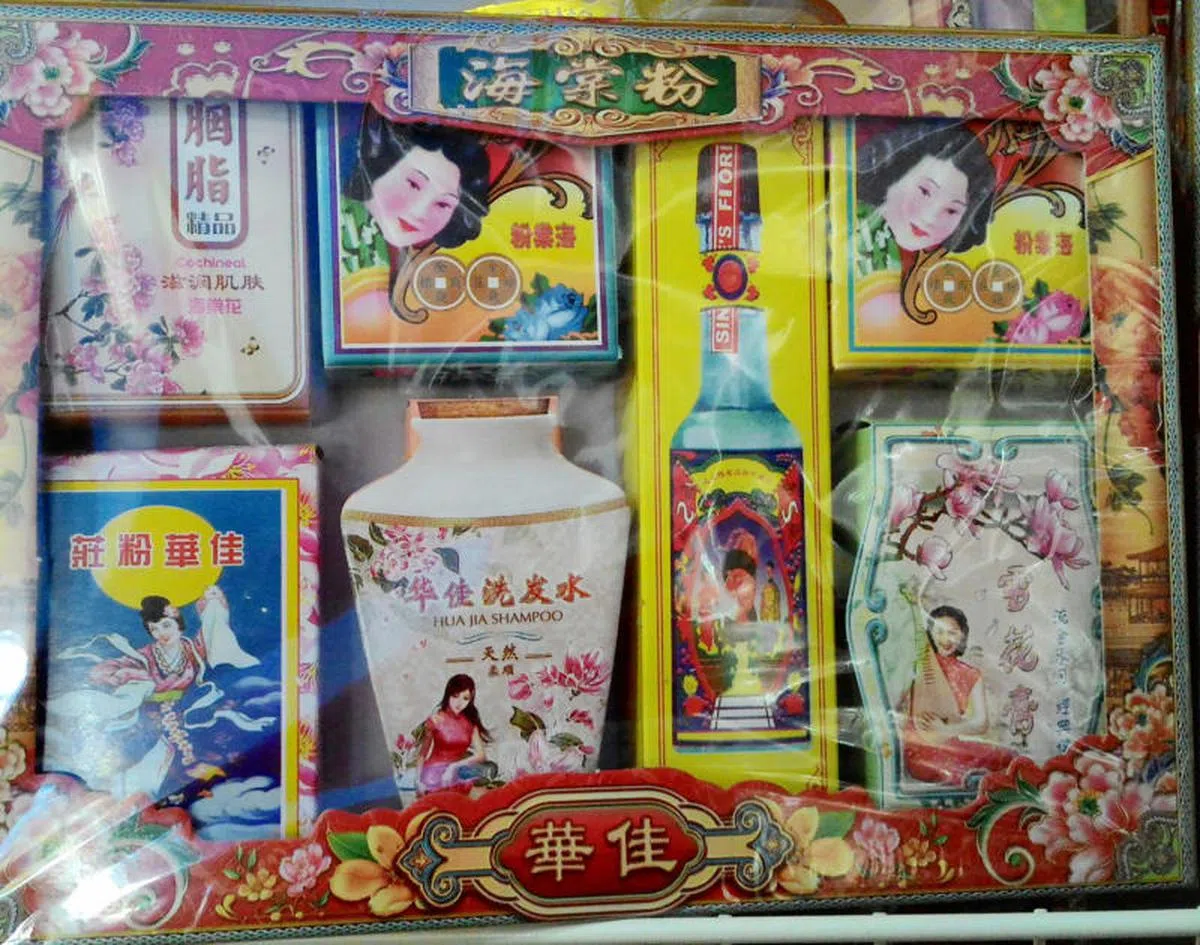  2017年的洗发水、胭脂粉等祭品。（联合晚报） 