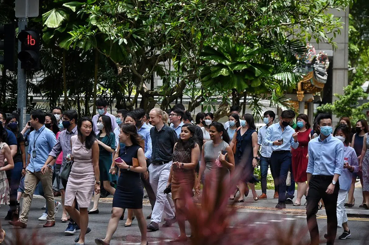 自从允许在户外不必戴口罩后，中央商业区CBD的午餐人群已有不少人除下口罩。（海峡时报）