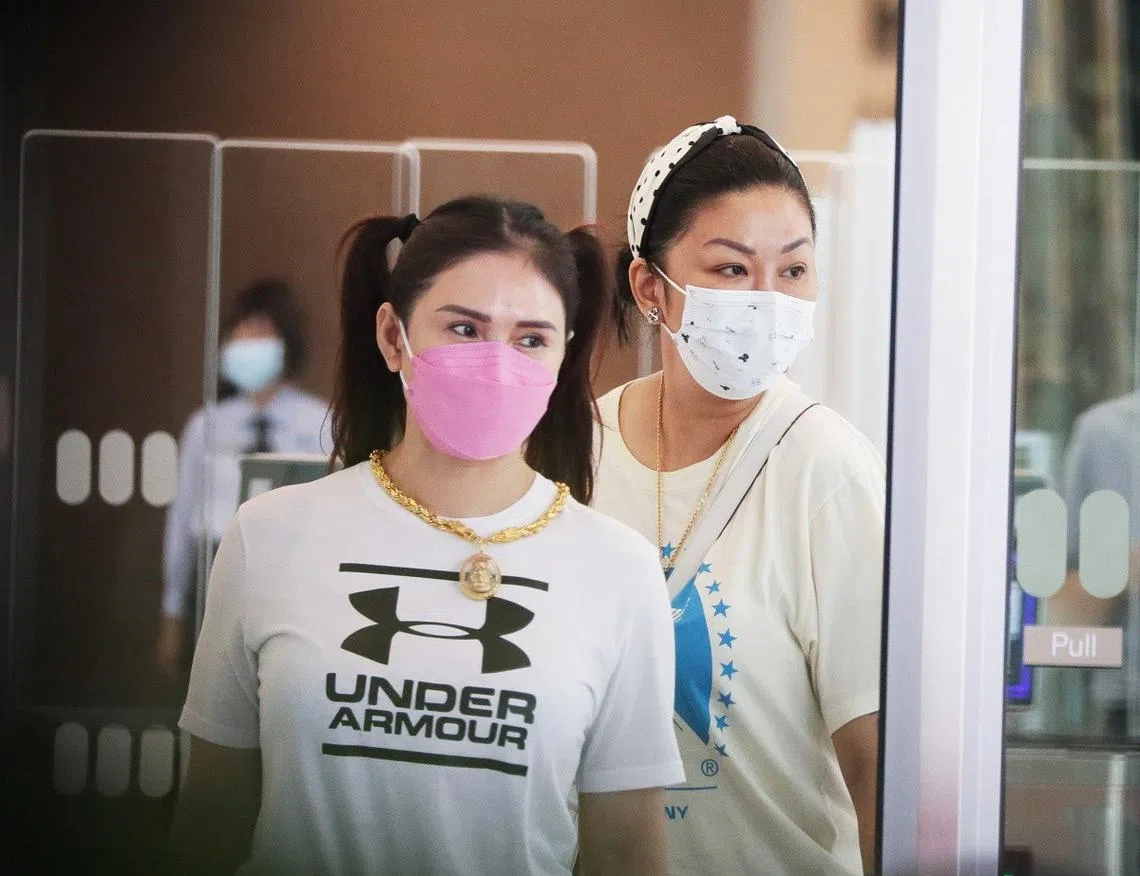 “炫富二人组”徐金花（左）和许丽艳穿名牌戴金链出庭。她们因辱骂执法人员，各被罚款3000新元。（海峡时报）