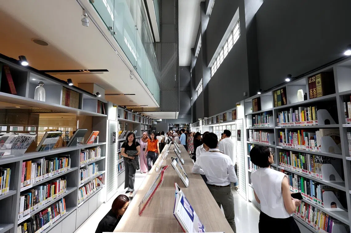 中央艺术图书馆（Central Arts Library）在2024年12月12日正式开幕，公众可租借原馆藏，包括乐谱、剧本、音乐唱片、电影和表演录像等。（联合早报）