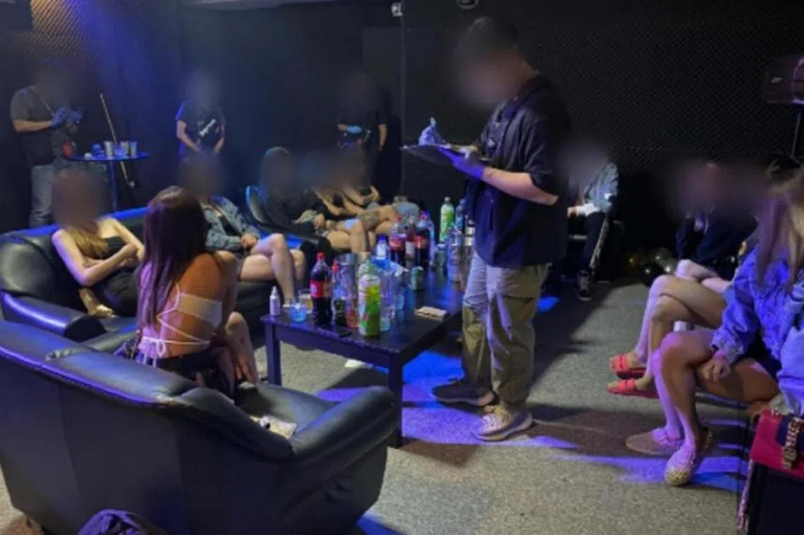 警方展开突击行动，取缔了多家触犯非法群聚喝酒防疫规定在KTV夜店。（新加坡警察部队）