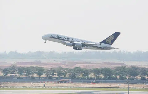 一架新航客机从樟宜机场起飞。（海峡时报）
