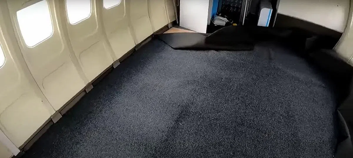 重新铺上地毯。（视频截图）