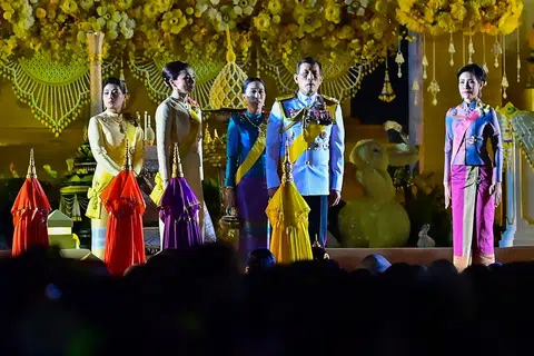 王后素提达（左二）和贵妃诗妮娜（右一）上演的宫斗剧持续引发关注。（法新社）