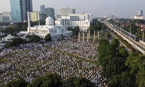 2021年5月13日开斋节当天，位于印尼首都雅加达的阿拉扎大清真寺迎来大批信徒进行祷告。（路透社）