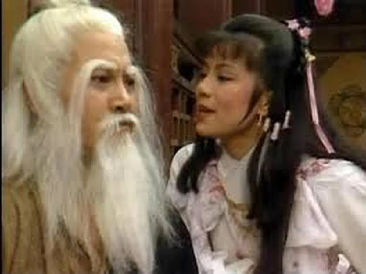  刘丹饰演的洪七公深入民心。右为已故香港艺人翁美玲饰演的黄蓉。（互联网） 