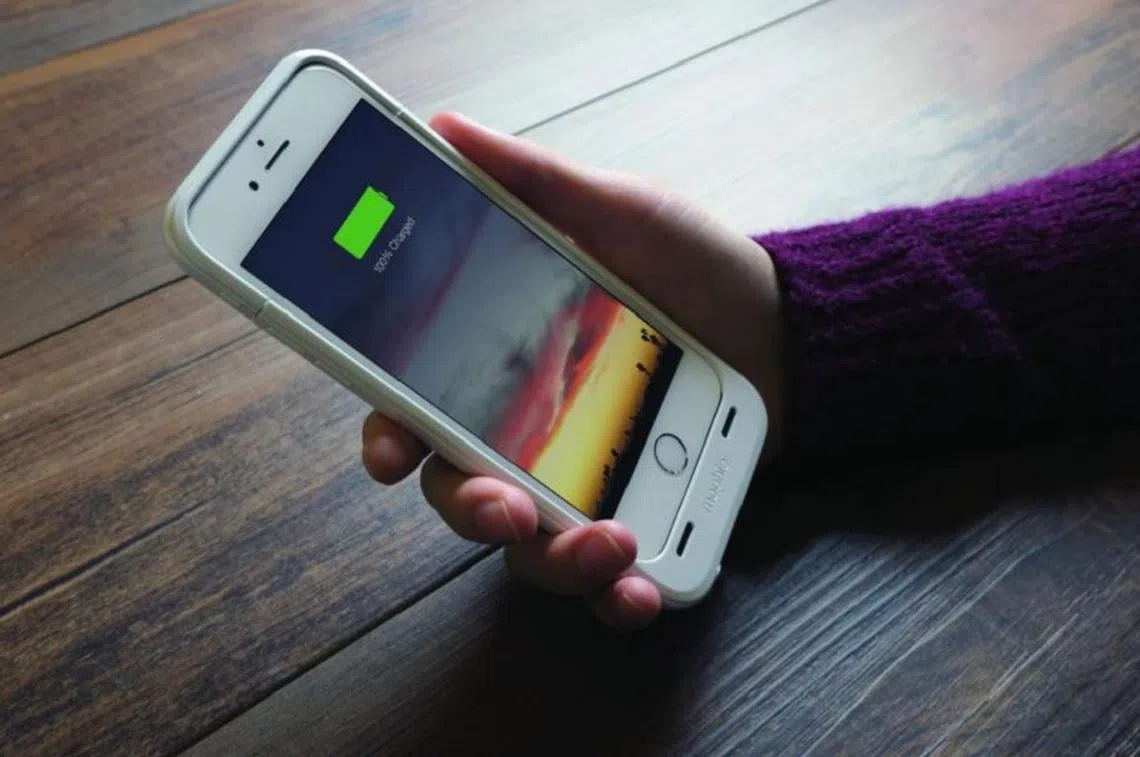 出门前把手机电池充到100％，是不是比较放心？（互联网）