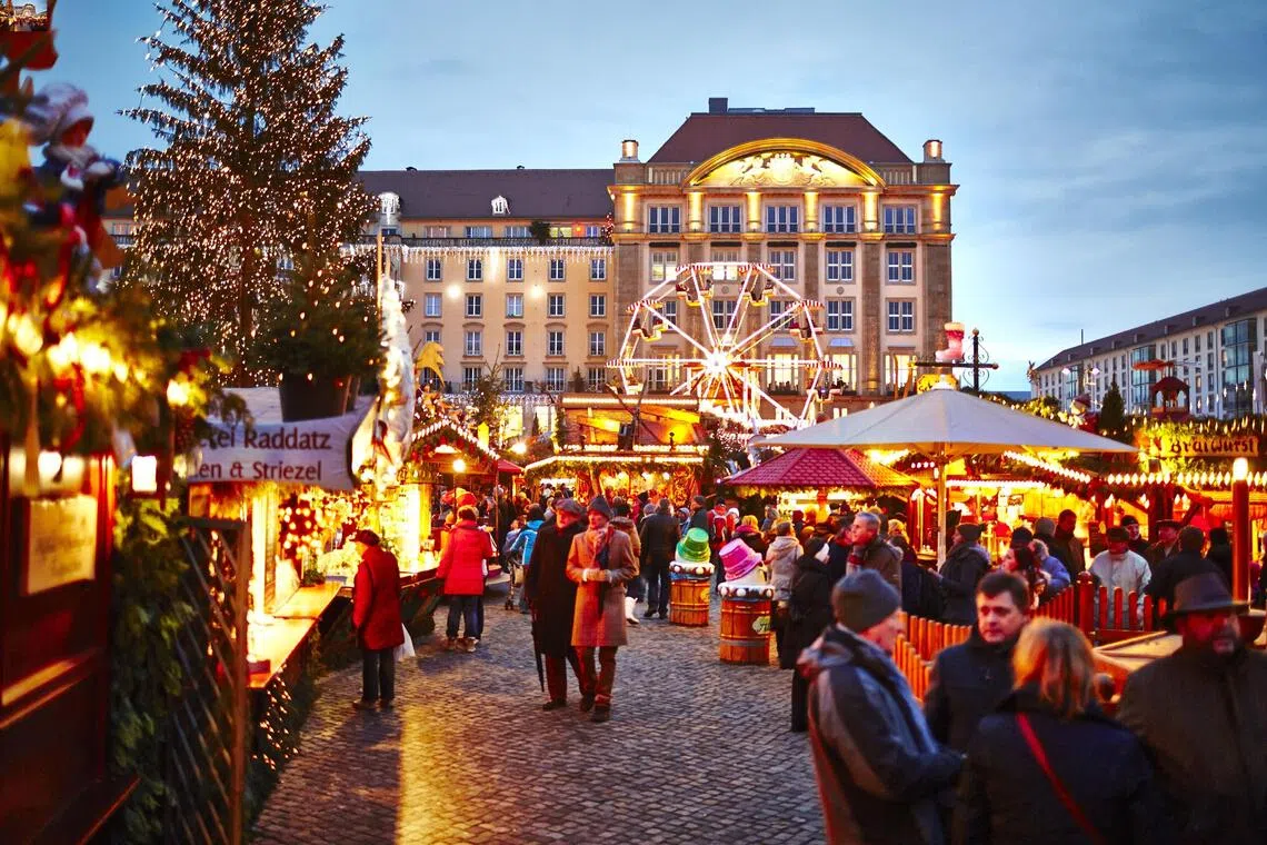 巴洛克城市德累斯顿的施特里策尔圣诞市场（Striezelmarkt）发源于1434年，是德国最古老的圣诞市场之一。