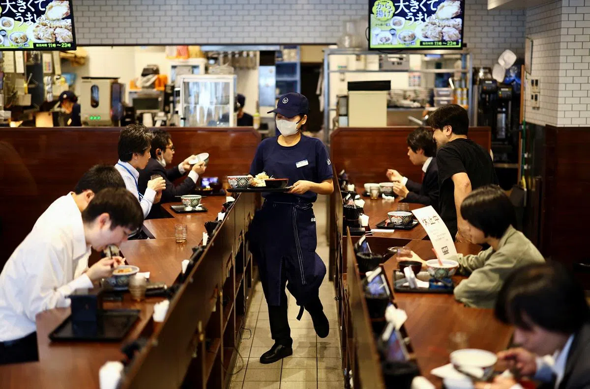 新加坡游客在餐饮方面更愿意“下重本”。（路透社）