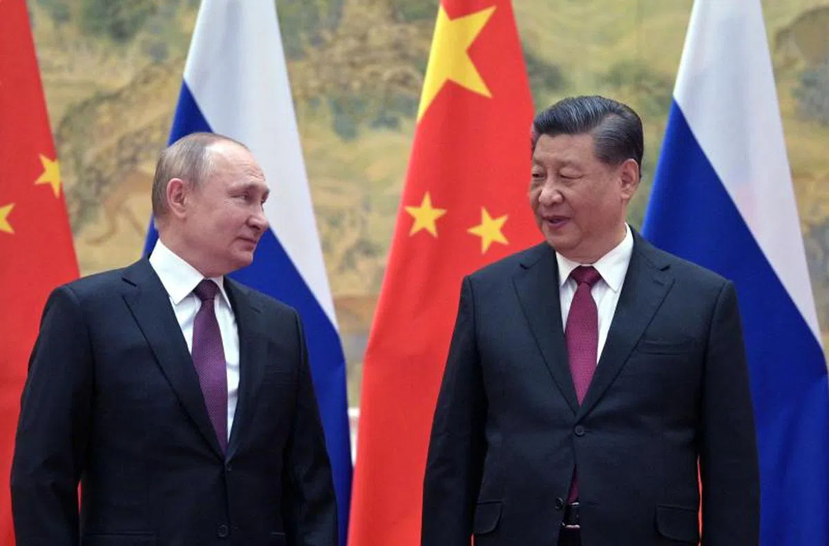 俄罗斯总统普京（左）今年2月初与中国国家主席习近平（右）碰面。（法新社）