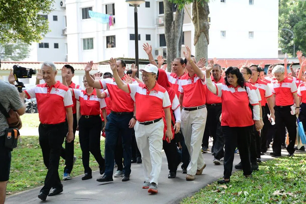  新加坡前进党在秘书长陈清木医生（戴白帽者）率领下集体到西海岸集选区“走街”。（前进党面簿） 