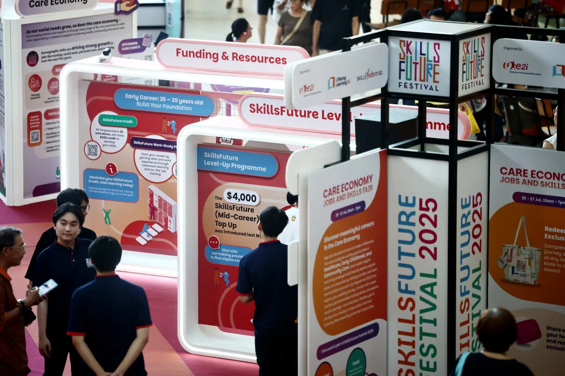 2024年推出的技能创前程进阶计划，鼓励年满40岁的公民通过额外4000新元培训补助、培训津贴等援助，去进修提升技能和加强就业能力。