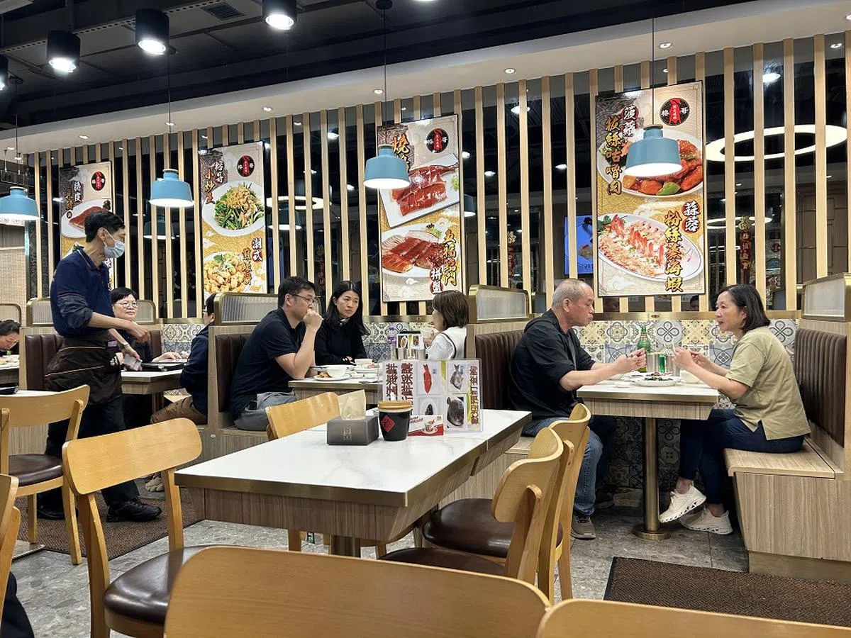 要在香港餐厅当服务人员，不得不学点普通话。（红蚂蚁摄）