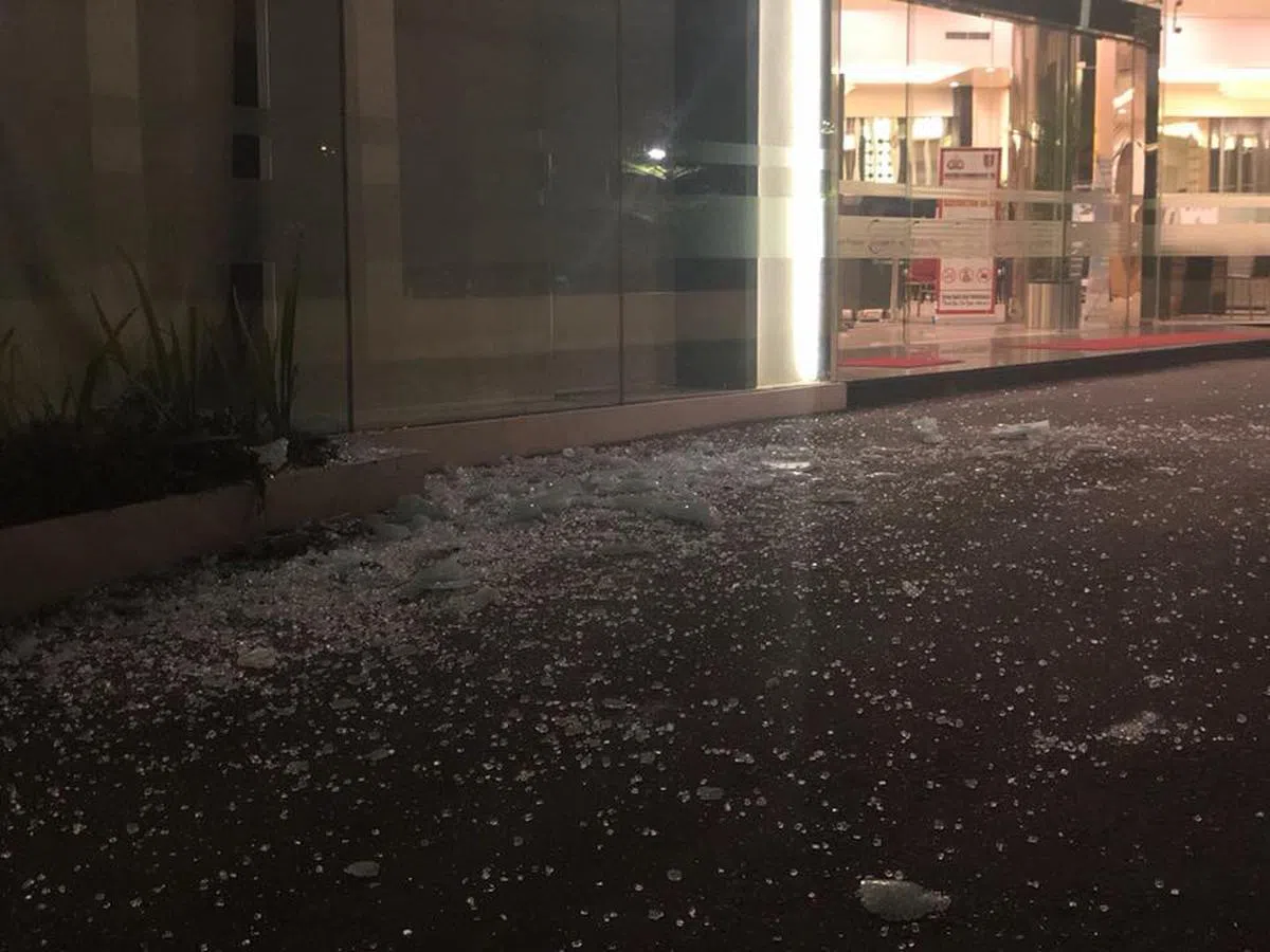  酒店的玻璃幕墙碎了一地，犹如雪花。 