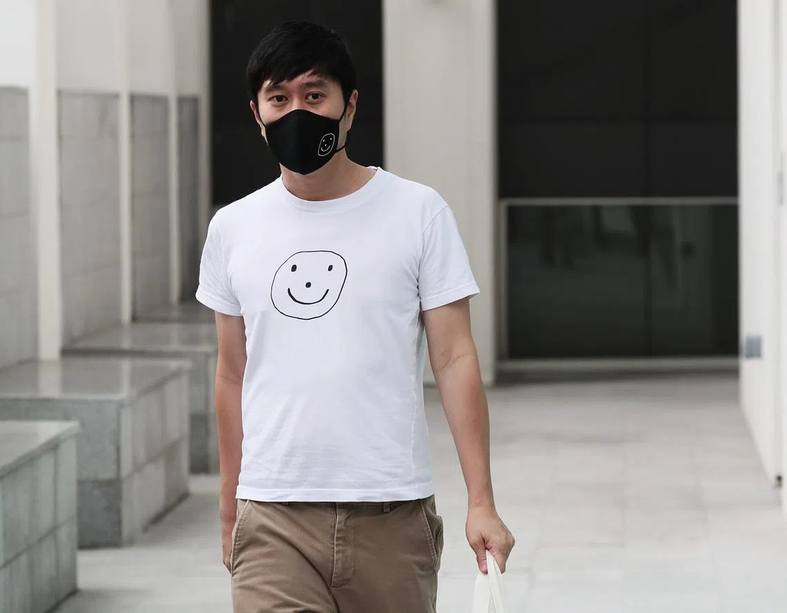 今年三月，社运分子范国瀚在一间警局附近，举了了个牌子显现一个绘制的笑脸，以对某个执法行动表示抗议。本周一（11月23日），他在法庭正式面控，罪状是触犯公共秩序。（海峡时报）