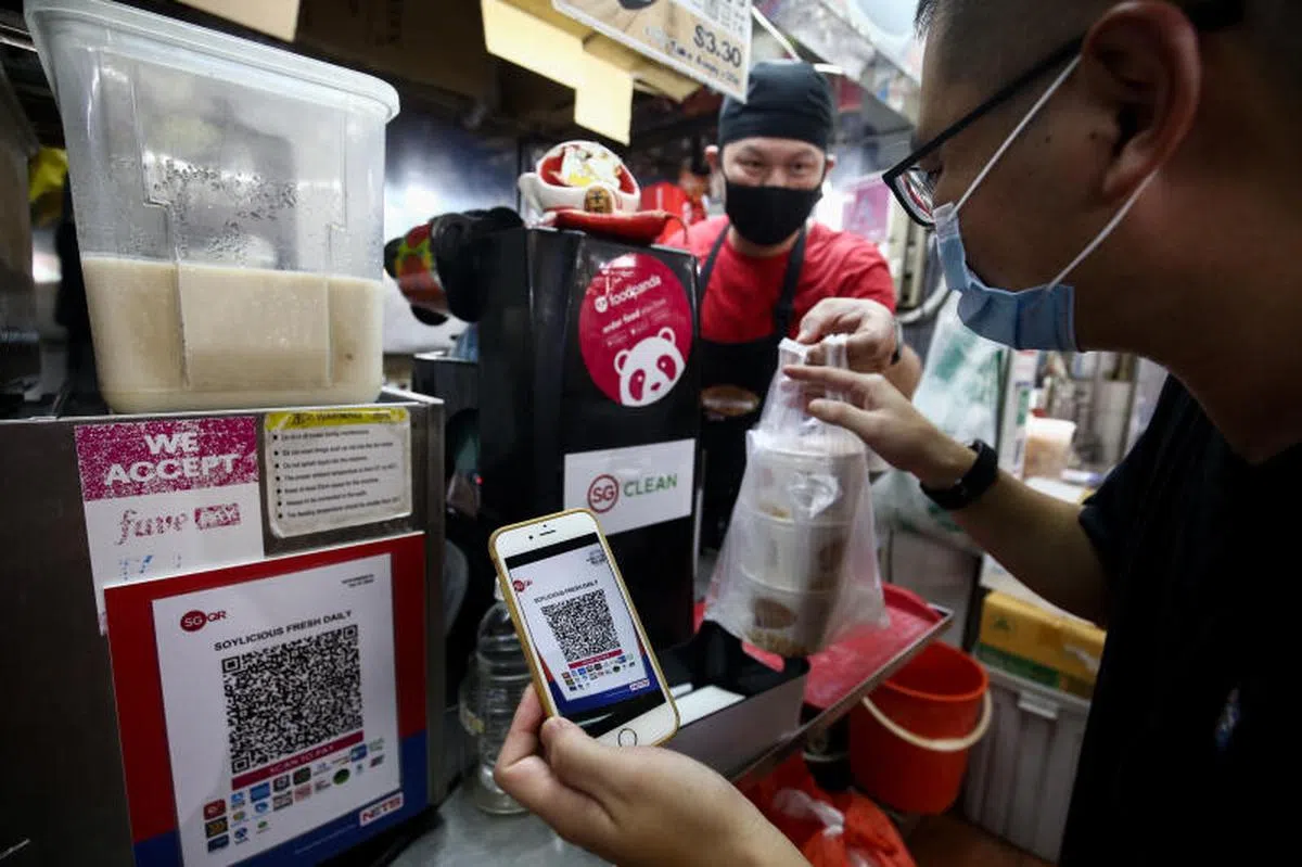 不少巴刹和熟食中心的小贩开始采用电子付费平台。（联合早报）