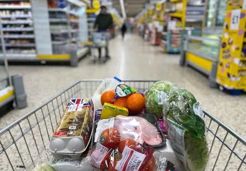 欧盟预计今年底前宣布针对食物标签法进行改革。图为伦敦超市出售的各种粮食。（法新社）