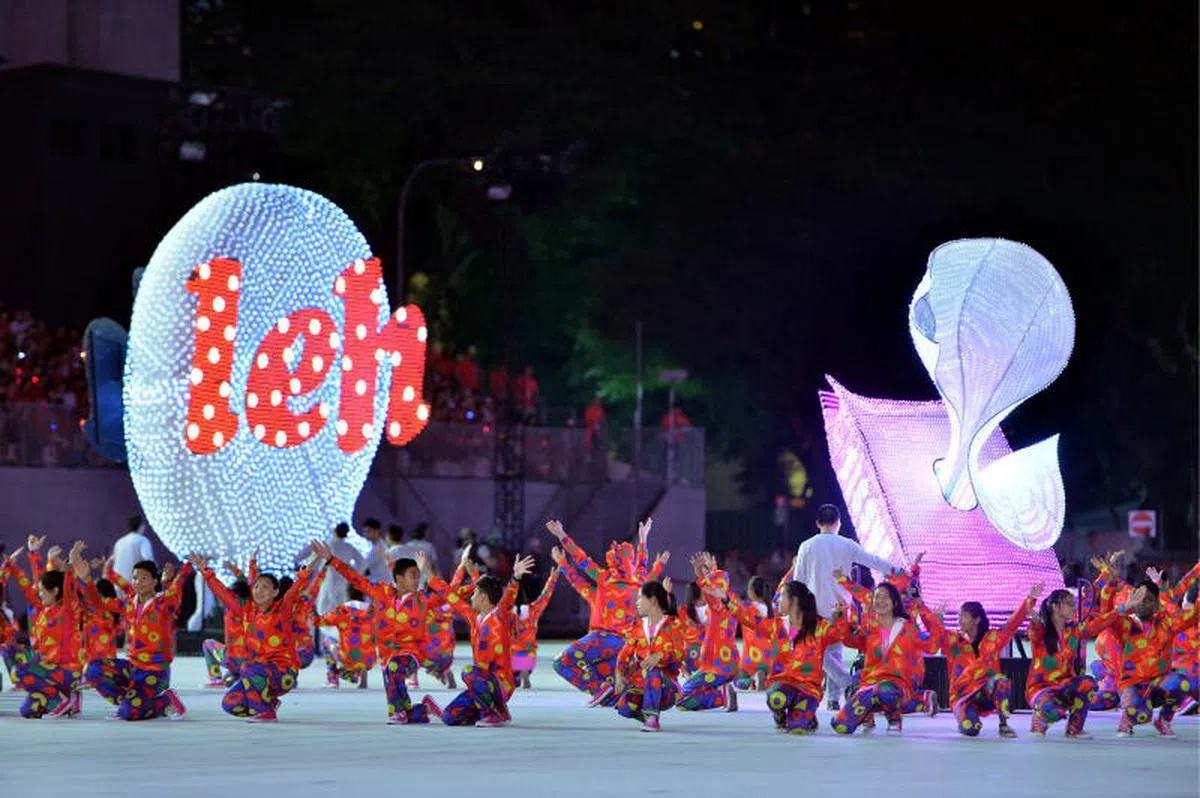 2015年的国庆庆典上其中一个环节就有新式英语词“Leh”的装置。（每日新闻)