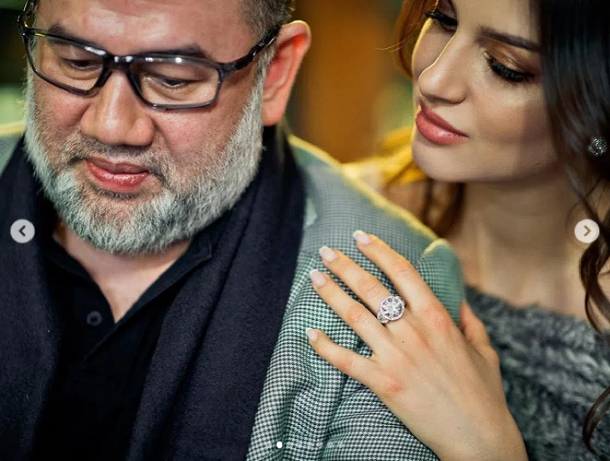  27岁俄罗斯模特儿美女奥克萨娜与丈夫苏丹莫哈末五世的恩爱照。（RihanaPetra Instagram） 