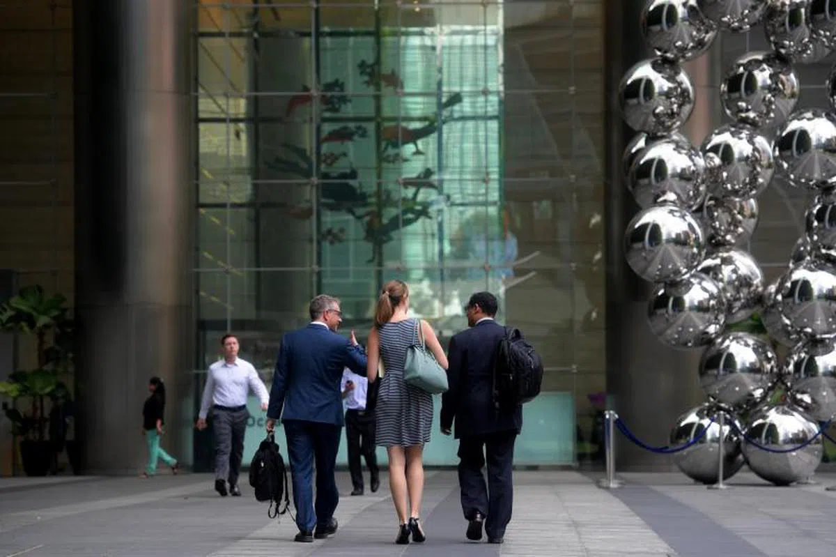  凭一纸同意书就能在本地工作的外籍员工配偶，另一半的“薪情”通常很可观。（海峡时报） 