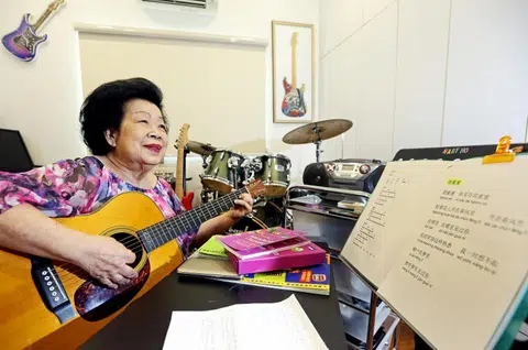 82岁“摇滚阿嫲”何月英欣然答应浙江卫视的邀请，不只将上节目向中国观众大秀电子吉他，还接受挑战在半年内学好华文华语。（联合早报） 