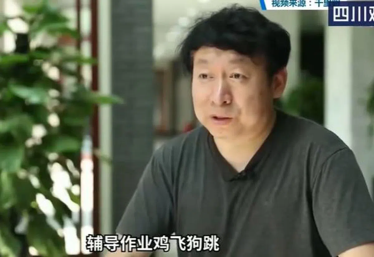  “不辅导作业父慈女孝，辅导作业鸡飞狗跳。”（四川观察） 