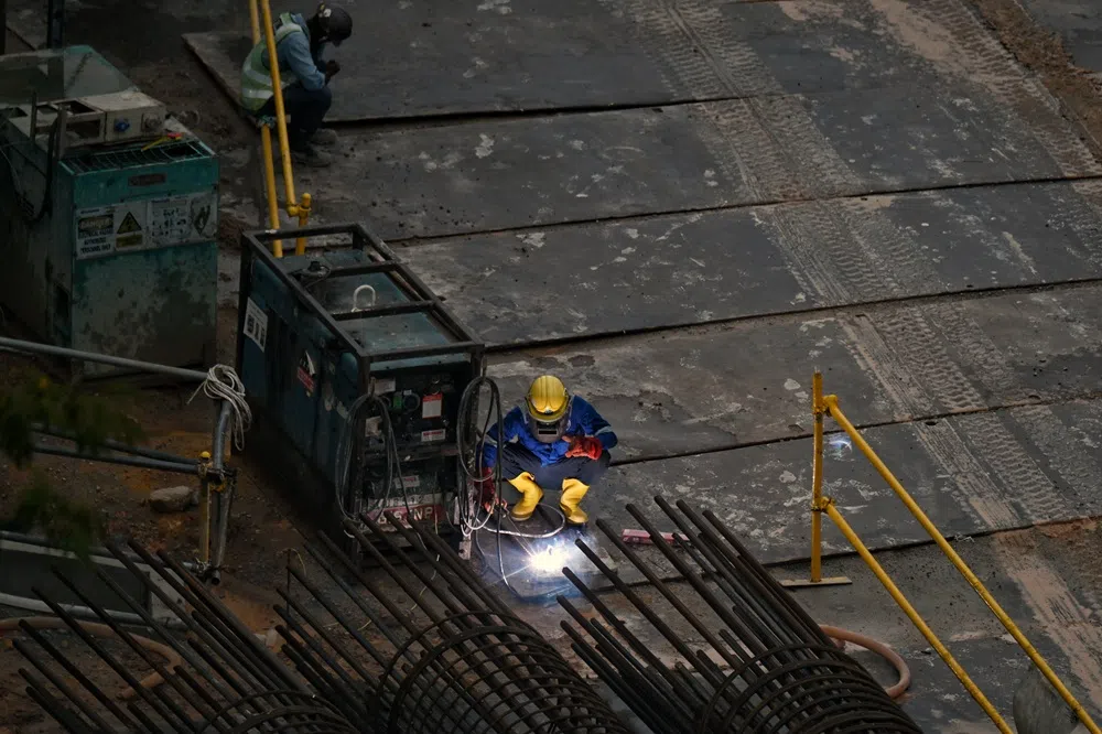 在建筑工地进行焊接工作的建筑工人。