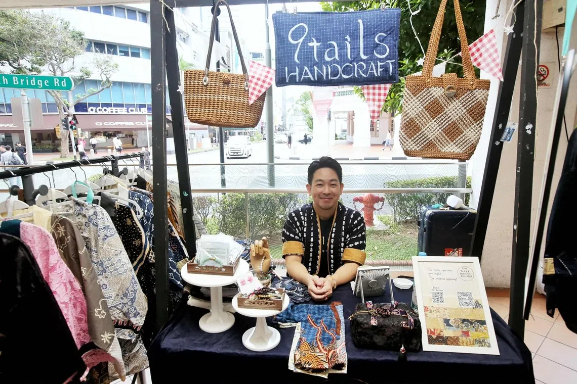 王重震在百胜楼的摊位。