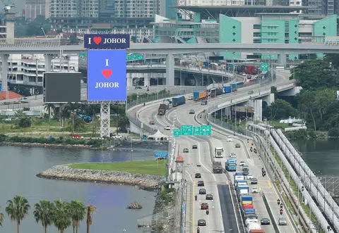 从新加坡兀兰的组屋望向新柔长堤对岸，一眼就能看到柔佛新山（Johor Bahru）。（商业时报）