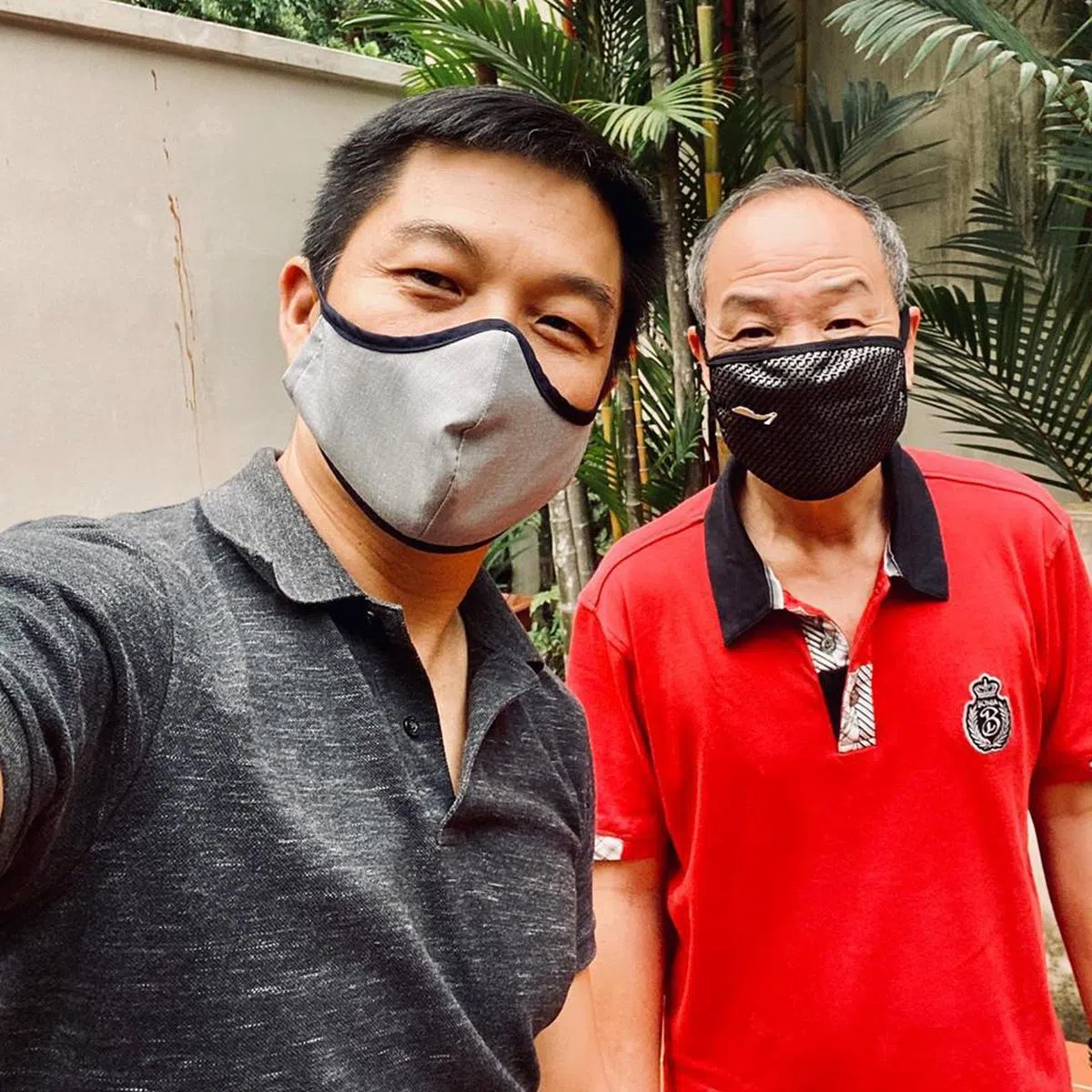  原国会议长陈川仁昨天与工人党前党魁刘程强茶叙后，上载两人的合照。这应该是刘程强在跌倒后首次在社交媒体上曝光。在照片中，他显得消瘦和苍老，但精神良好。（陈川仁面簿） 