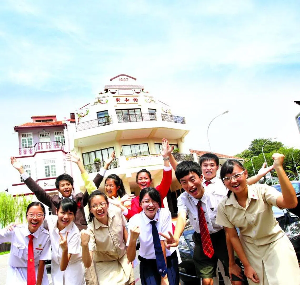 新加坡名校的学生绝大部分都是乖乖的，没有私会党徒，没有人带刀上学打架，学校生活“太干净”，不知社会险恶。（纽约时报）