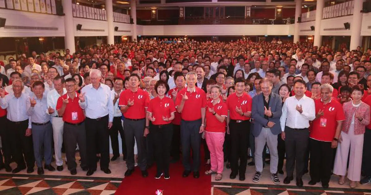  2019年10月15日，新加坡政治领导人、工运领袖、企业代表，以及海外来宾等逾1000人在胡姬乡村俱乐部举行的全国职工总会全国代表大会上，探讨如何更好地照顾员工。（联合早报） 