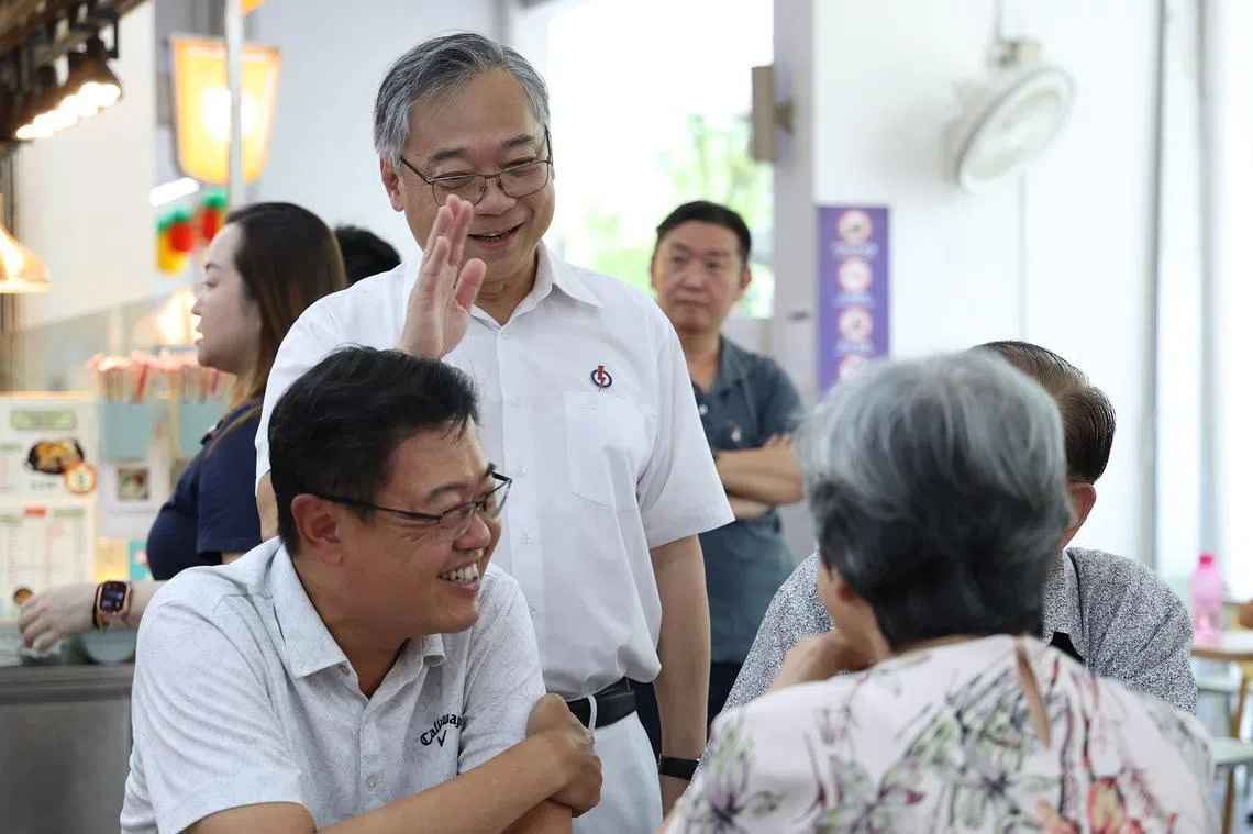 颜金勇4月30日走访榜鹅，脸上带着爷爷般温暖的笑容。（联合早报）