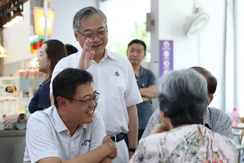 颜金勇4月30日走访榜鹅，脸上带着爷爷般温暖的笑容。（联合早报）