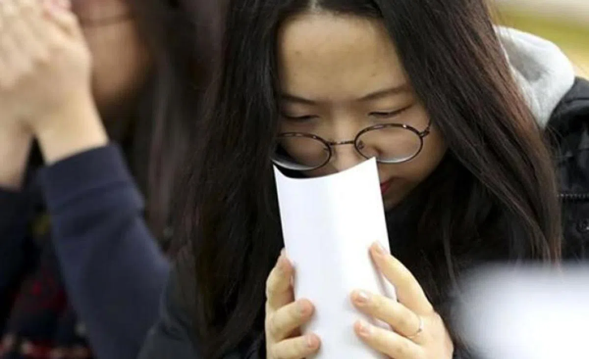 十年寒窗，就为这张成绩单。（韩国先驱报）